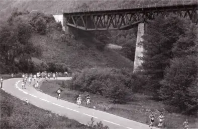 CBTM V. ročník 1985  pretekári pod železničným mostom